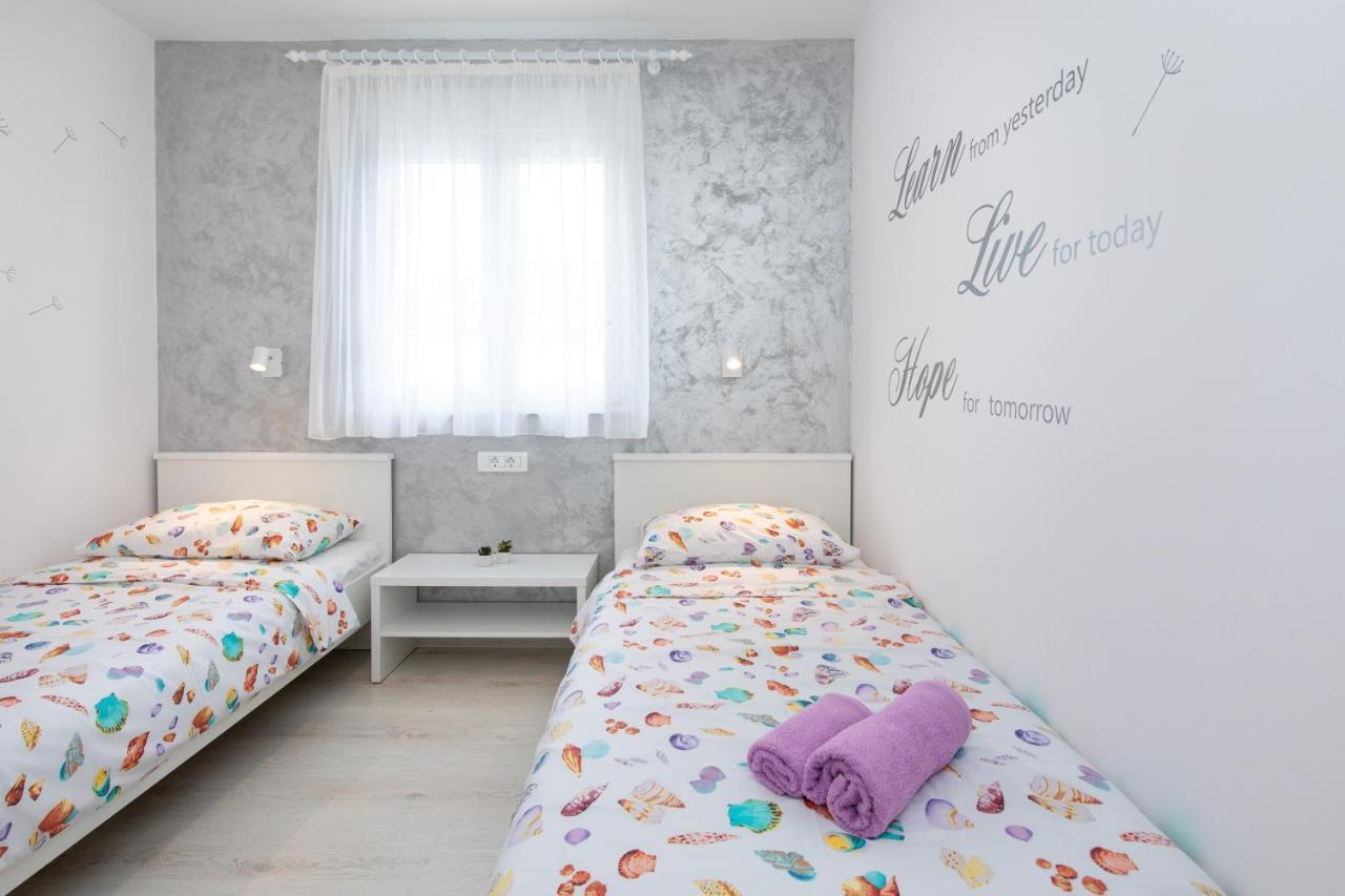 Apartment Blazi Njivice Buitenkant foto