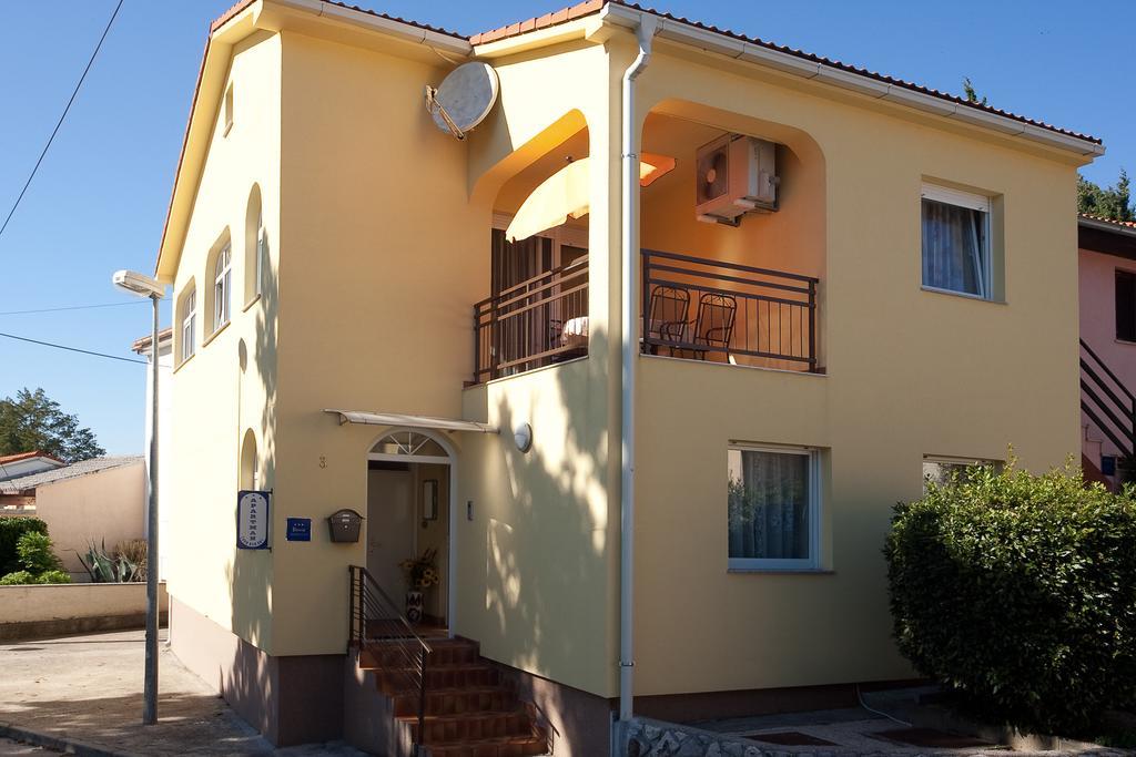 Apartment Blazi Njivice Buitenkant foto